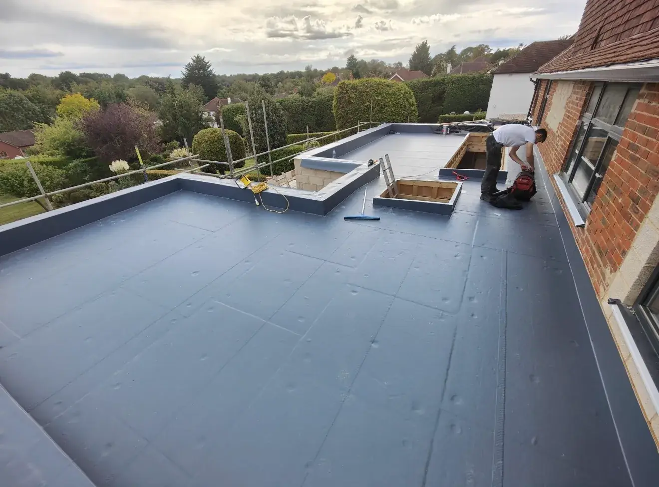 Single ply membrane installation on a flat roof
